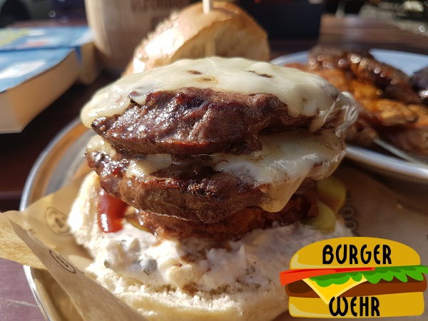 Schön angeschmolzener Käse, das Bottom Bun ist mit Krautsalat und BBQ Soße bestrichen