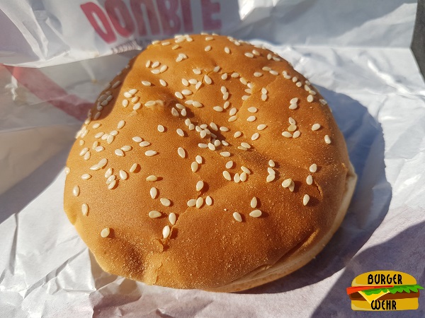 Ausgepackter Wiesn Burger im Sesambrötchen