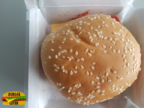 Geöffnete Verpackung eines Mikrowellen Cheeseburgers von Oben.