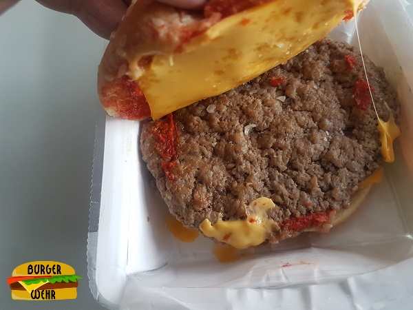 Aufgeklappter, zubereiteter Mikrowellchen Cheeseburger
