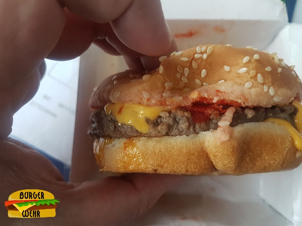 Foto eines zubereiteten Mikrowellen Cheeseburgers