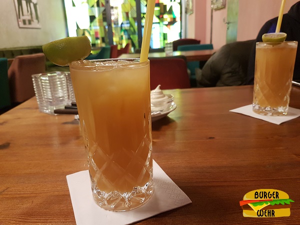 Nahansicht eines Cocktails im Glas