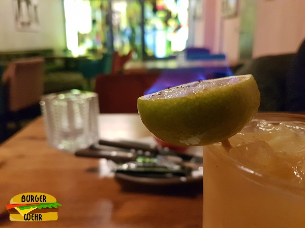 Nahansicht einer brennenden Limette in einem Cocktail